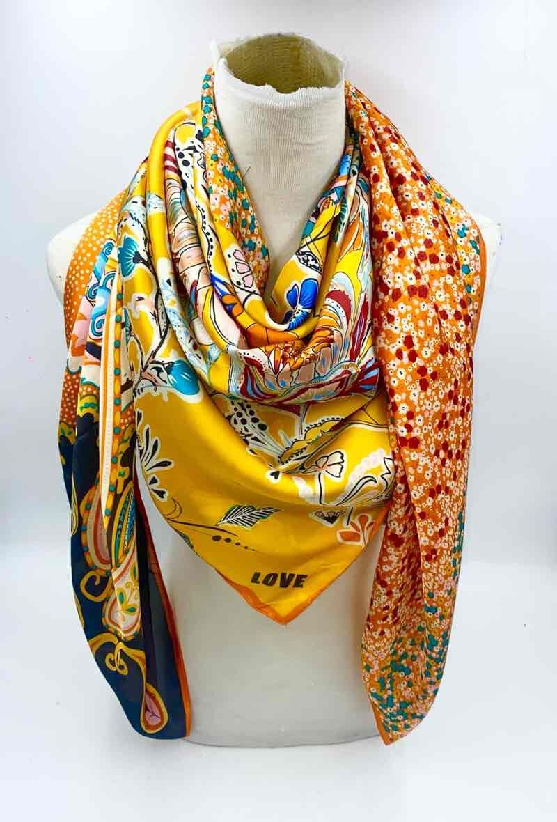 Grand carré touche soie jaune