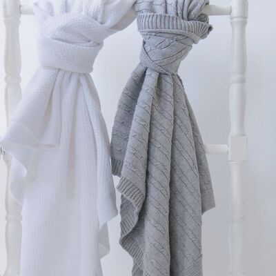 couverture tricotée en coton twist petit gris clair