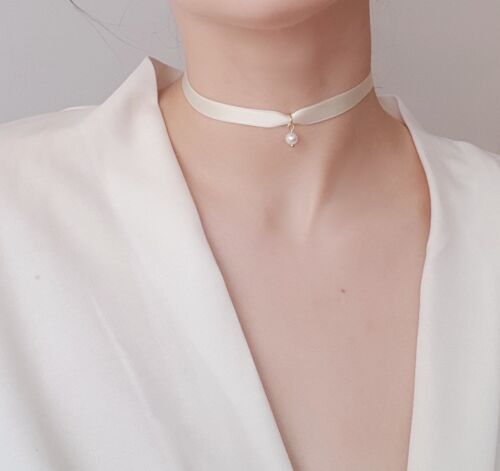 Choker-Halskette aus seidigen weißen Perlen