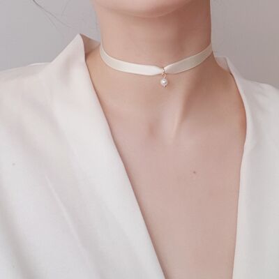 Gargantilla Halskette aus seidigen weißen Perlen