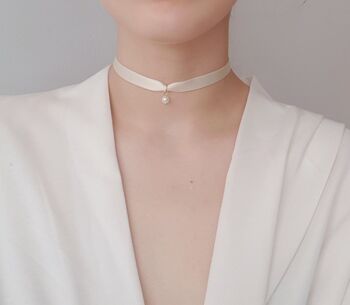 Choker-Halskette aus seidigen weißen Perlen 6