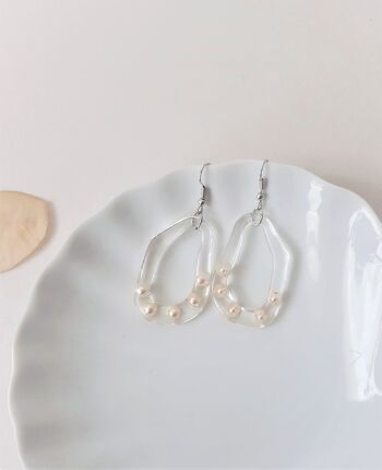 Klare asymetrische Ohrringe mit weißen Perlen 1