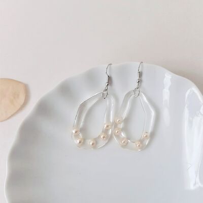Klare asymmetrische Ohrringe mit weißen Perlen