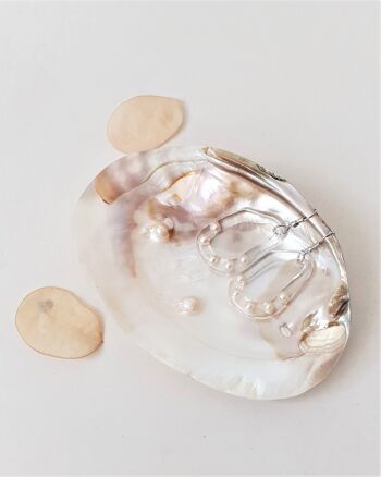 Klare asymetrische Ohrringe mit weißen Perlen 2