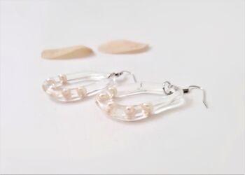Klare asymetrische Ohrringe mit weißen Perlen 3