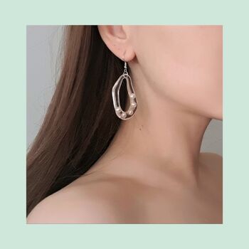 Klare asymetrische Ohrringe mit weißen Perlen 6