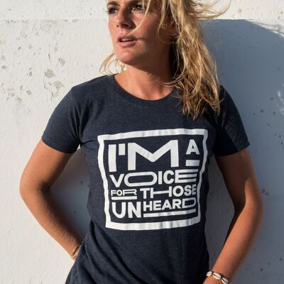 T-shirt da donna realizzata in poliestere riciclato: sono una voce per gli inascoltati