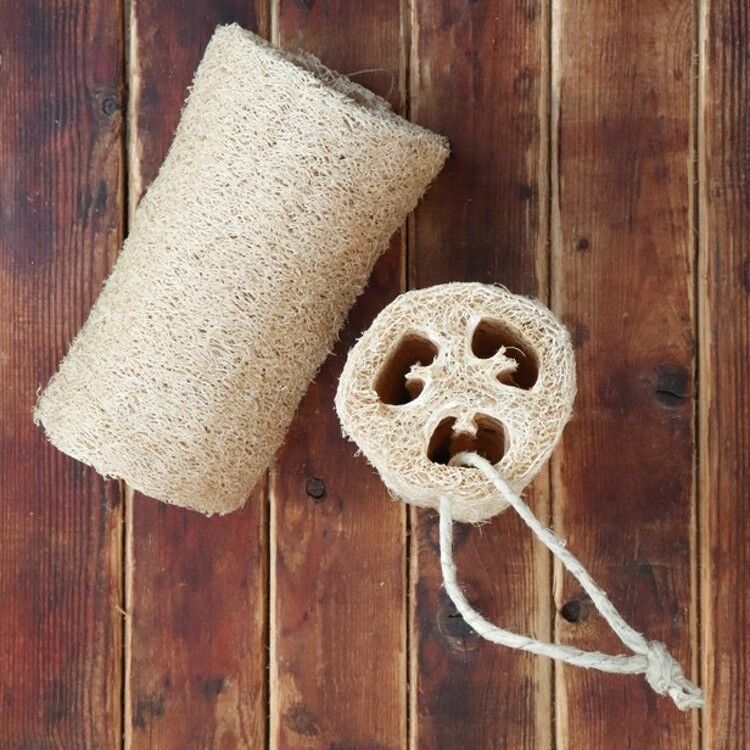 Luffa-Schwamm an einer Schnur