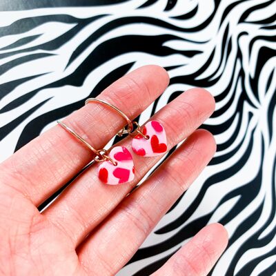 Kleine rosa und rote Herz-Druck-Herz-Ohrringe – 2 cm roségoldfarbener Reifen