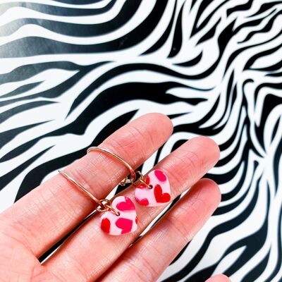 Piccoli orecchini a cuore con stampa di cuori rosa e rossi - Cerchio color oro rosa da 2 cm