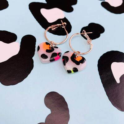 Pendientes Corazón Estampado Leopardo Neón Translúcido Mediano - Aro Color Oro Rosa 2cm