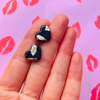 Aretes pequeños de corazón con purpurina negra y dorada - Perno de acero quirúrgico