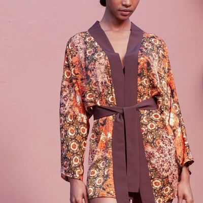 Kimono in stile giapponese marrone