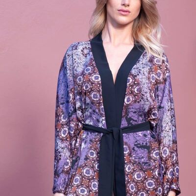 Lila Kimono im japanischen Stil
