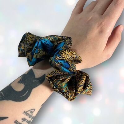 Midi-Scrunchie mit blauem und goldenem Blumenwirbel