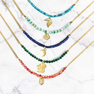 Set of 5 assorted golden necklaces - 1 tassel and fine stones