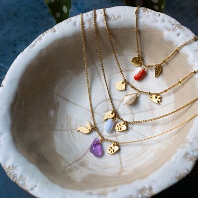 Set of 5 assorted golden necklaces - 2 pendants and 1 fine stone