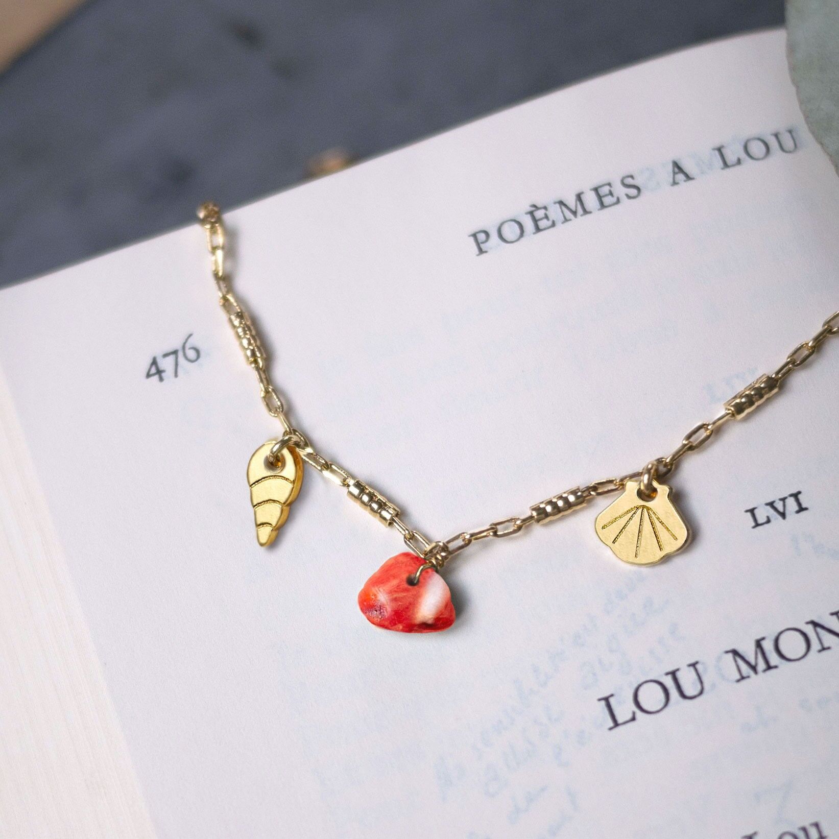 Set aus 5 verschiedenen goldenen Armbändern - 2 Anhänger und 1 feiner Stein