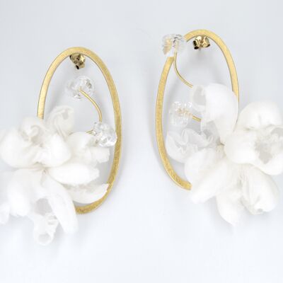Boucles d'oreilles de mariée fleuriste avec des fleurs en soie blanche