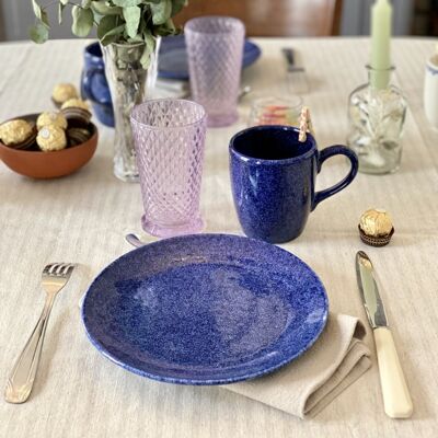 Assiette plate bleue en céramique