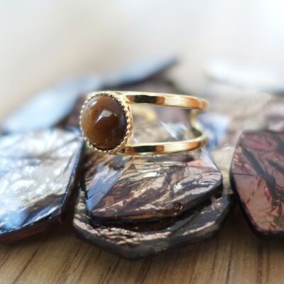 Women's ring with tiger eye stone and gold