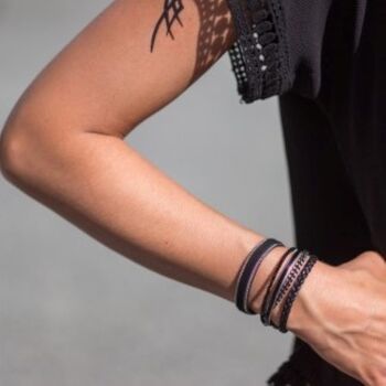 Bracelet Femme manchette aimanté noir et argenté 1