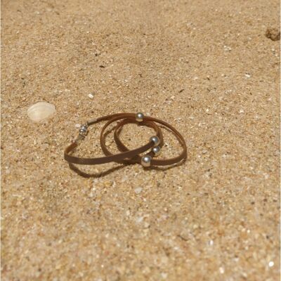 Pulsera de mujer en cuero y abalorios de plata.