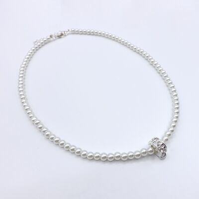 Silvery white pearl necklace