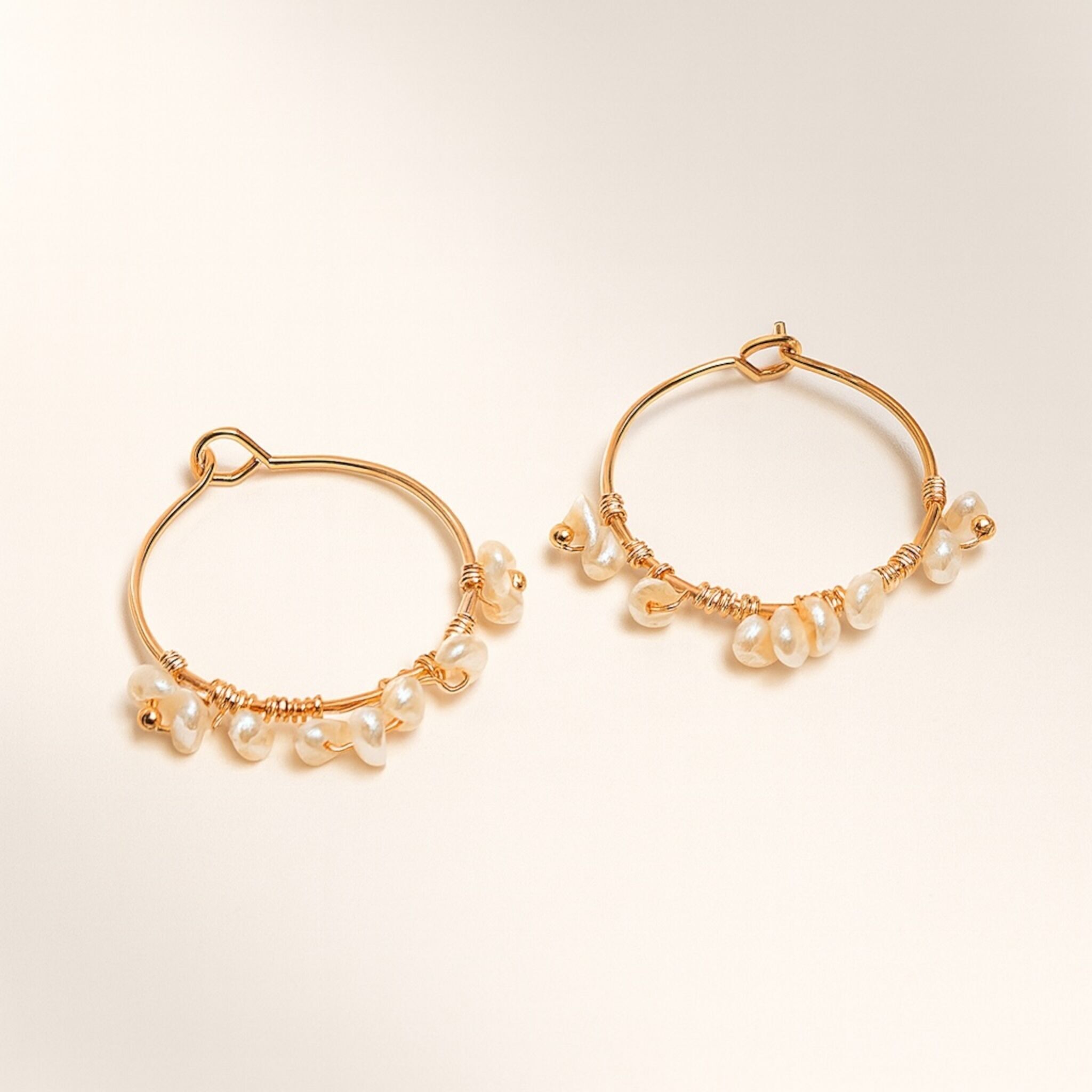 Mini orecchini a cerchio Perle coltivate d'angelo