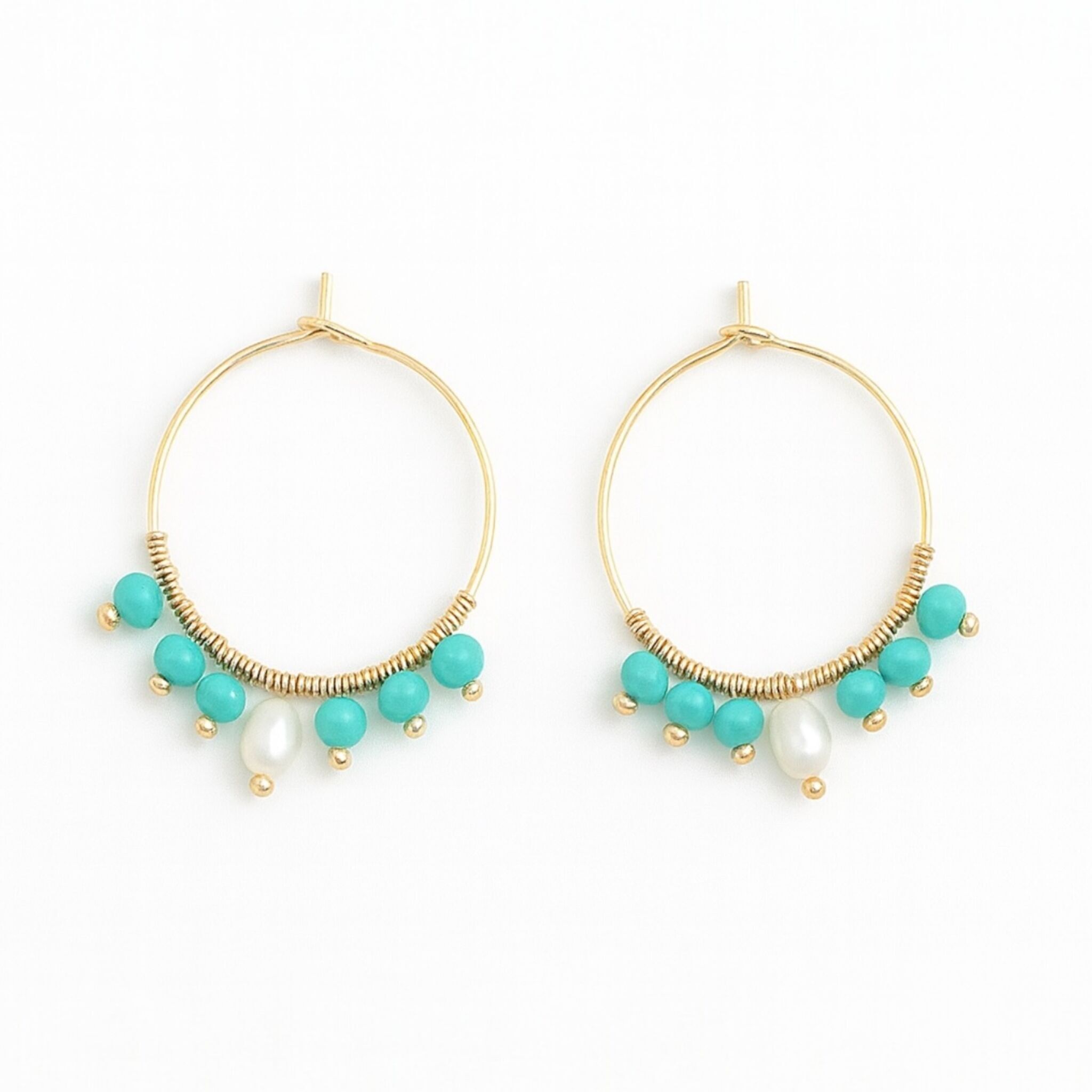 Goldene Creolen – facettierte türkisfarbene oder blaue Perlen und Zuchtperlen