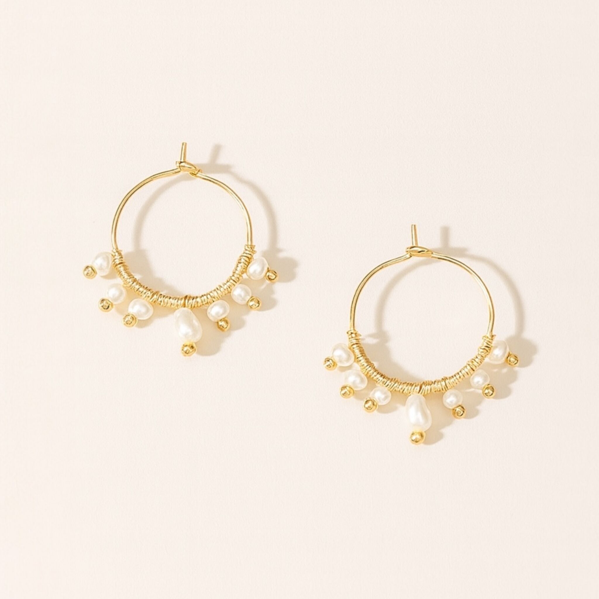Orecchini a cerchio in oro con perle coltivate irregolari – acciaio inossidabile
