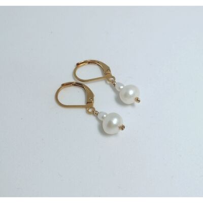 Elegant sleeper earrings with irregular cultured pearls and gold stainless steel hooks