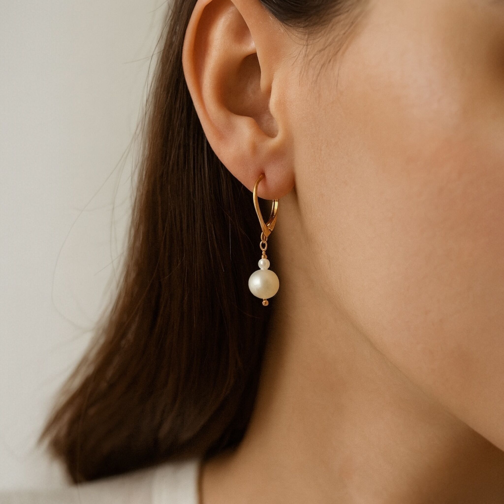 Orecchini a lobo in acciaio inossidabile placcato oro e perle coltivate