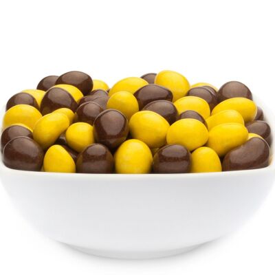 Cacahuètes jaunes et brunes. PU avec 1 pièce et 5000g de contenu par pièce