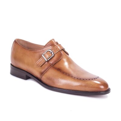 Buckled shoe in semi-brogued leather in tan color (TRAVERS-CUERO)