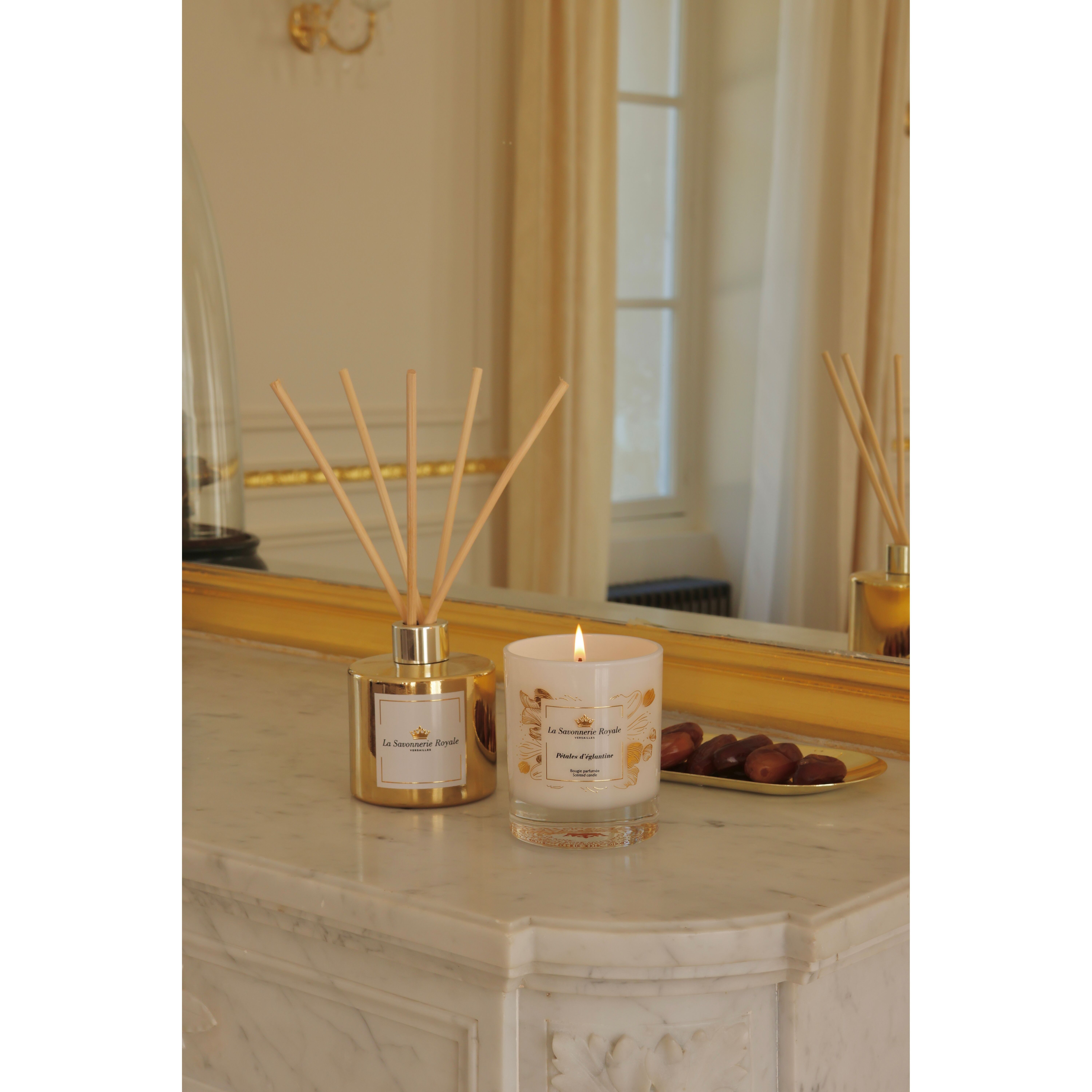 Candela profumata ai petali di rosa