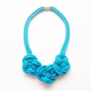 Le collier coquelicot en bleu azur 14