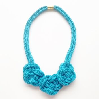 Le collier coquelicot en bleu azur 17