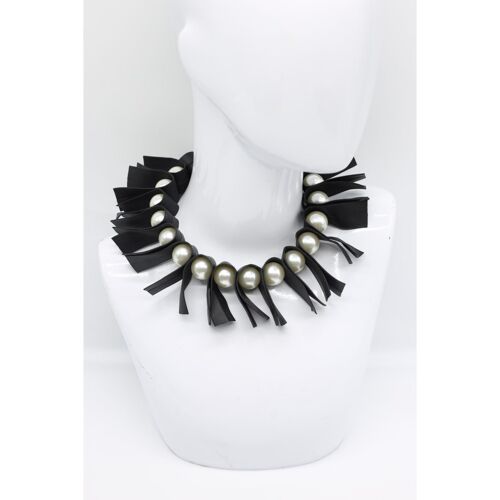 U-shaped Leatherette & Faux Pearls Necklace