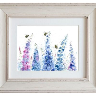 Colgando en el medio de Delphiniums Lámina enmarcada