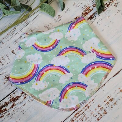 Passende handgefertigte Babykleidung – Dribble Lätzchen – Happy Rainbow