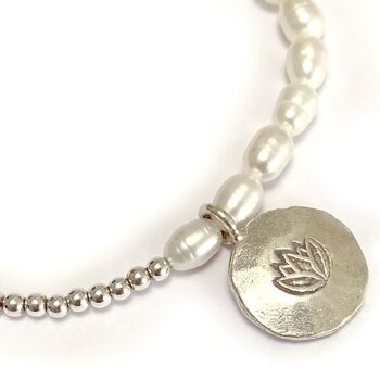 Bracelet en perles d'eau douce et hémitite avec lotus en argent 2