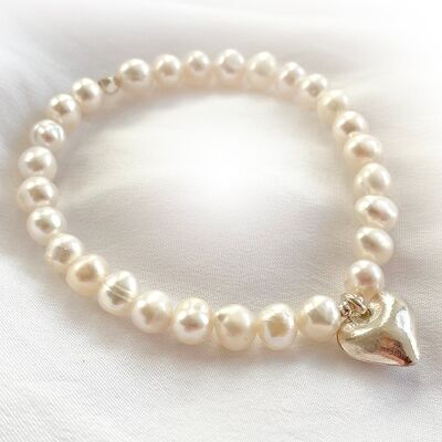 Bracelet composé de grosses perles d'eau douce et d'un coeur en argent