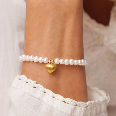 Bracelet composé de grosses perles d'eau douce Bracelet avec un cœur plaqué or