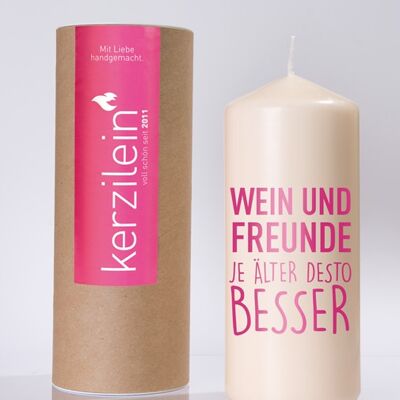 Flamme, pink "Wein und Freunde, je älter desto besser", Stumpenkerze groß 18,5 x 7,8 cm