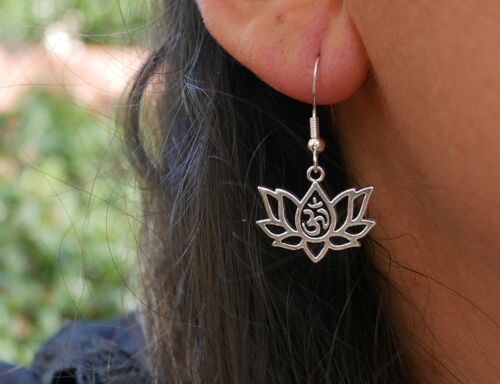 Boucles d'oreilles avec breloque argentée - Lotus signe Om