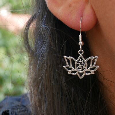 Boucles d'oreilles avec breloque argentée - Lotus signe Om