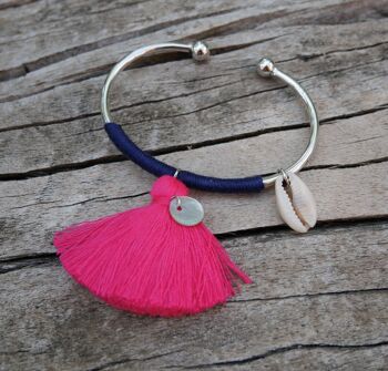 Bracelet jonc argenté, pompon, nacre et coquillage cauri - Rose fuchsia 1