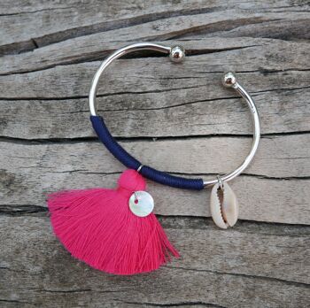 Bracelet jonc argenté, pompon, nacre et coquillage cauri - Rose fuchsia 2