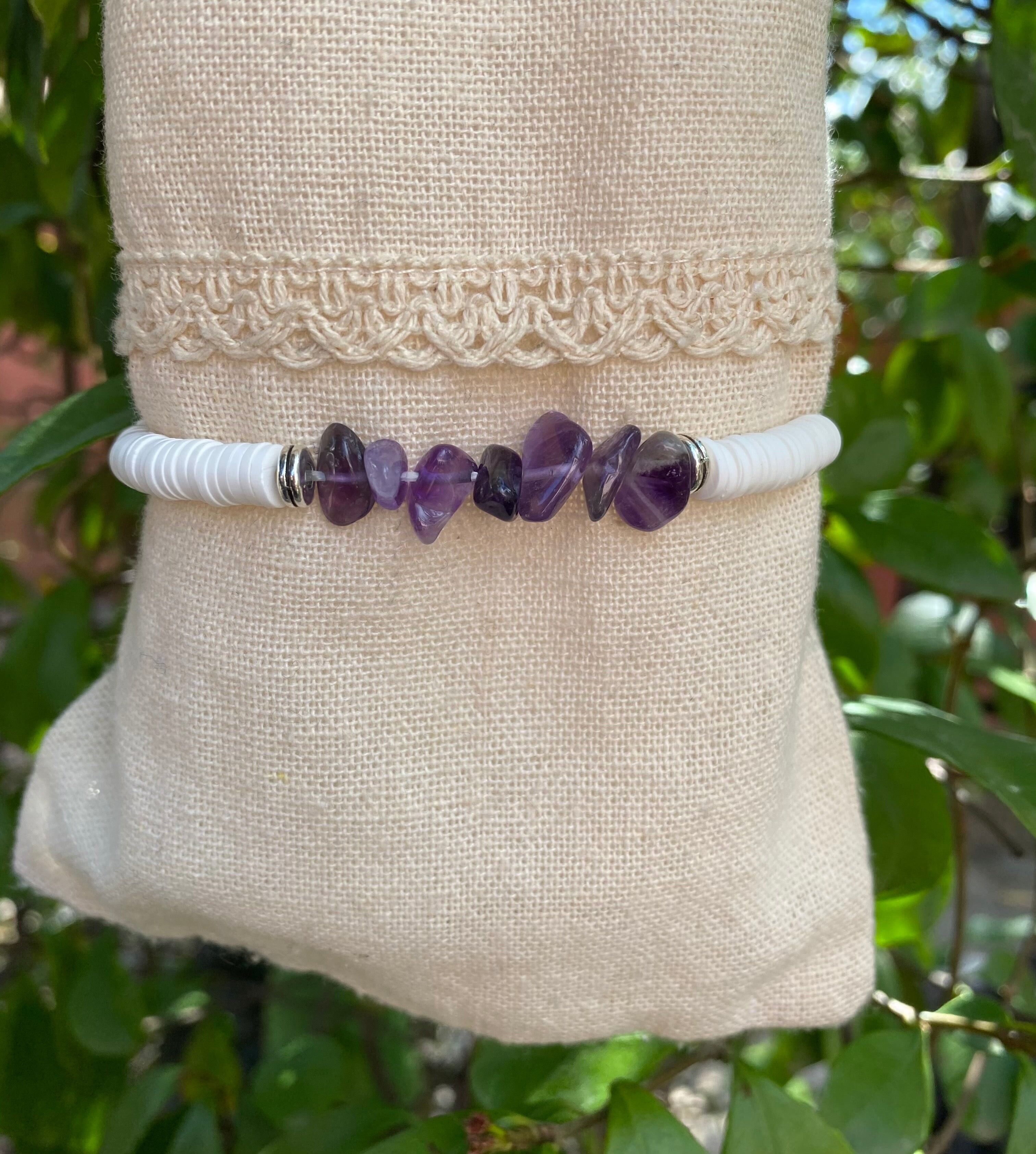 Elastisches Armband aus Amethyst und Heishi-Perlen